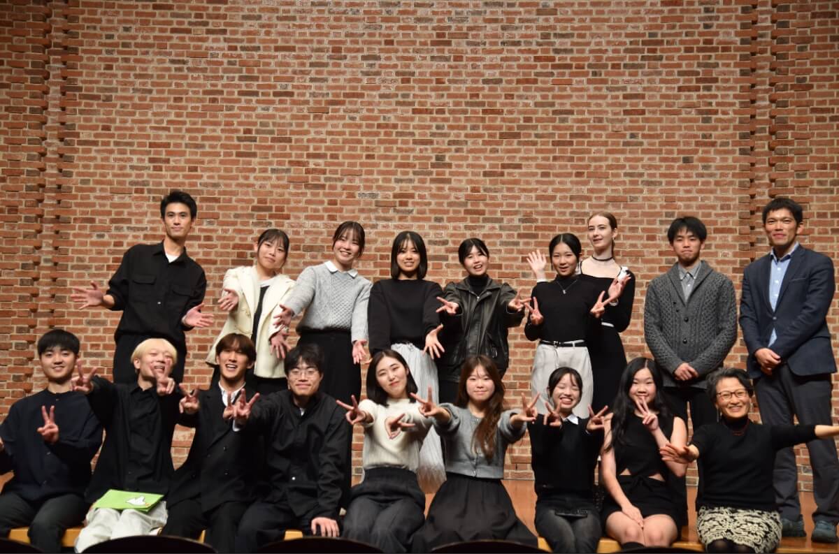 2025年度ゼミイベントCulture of Integrity『周縁のvoiceと音楽：紛争地への祈りと旋律』。紛争地で暮らす人々の声をアートを通して多くの方に届ける試み。詩の朗読、音楽、写真を用い、観客の心に訴えかける演出を行いました。